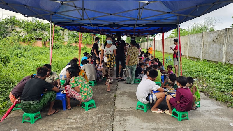ရန်ကုန်တိုင်း၊ ဒဂုံမြို့သစ်ဆိပ်ကမ်းမြို့နယ် (၆၇) ရပ်ကွက်တွင် ၂၀၂၃ ခုနှစ်၊ သြဂုတ်လ ၆ ရက်နေ့က Team KG အဖွဲ့ ကျွေးသည့် ထမင်းနှင့်ဟင်းများကို လာရောက်စားသုံးသူများအား တွေ့ရစဉ်။ (Photo: RFA)