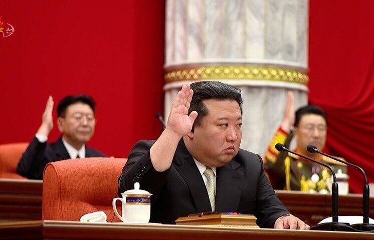 북한 김정은 국무위원장 주재로 지난 6월 열린 노동당 중앙위원회 제8기 제8차 전원회의 확대회의 모습.