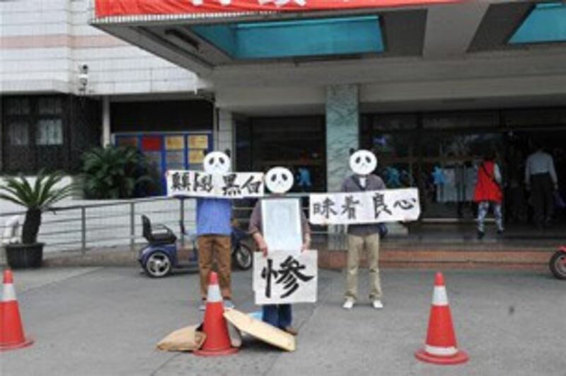 图片： 死者家属在医院前抗议。 （死者家属董纯提供）