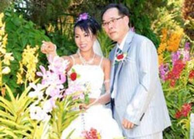 Cô dâu Thạch Thị Hoàng Ngọc và người chồng Hàn Quốc Jang du Hyo tại thời điểm cử hành hôn lễ. File photo.
