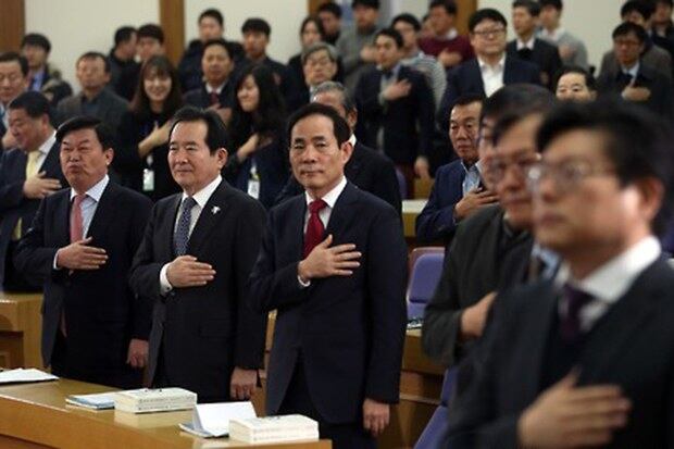 2일 오전 국회 의원회관에서 열린 '개성공단 전면중단 1년, 남북관계 어떻게 할 것인가' 토론회에 참석한 정세균 국회의장 등이 국기에 대한 경례를 하고 있다.