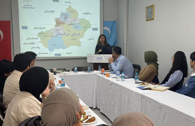 ئۇيغۇر ئاكادېمىيەسىنىڭ ئۇيۇشتۇرۇشى بىلەن تەشكىللەنگەن «خەلقئارا ۋەزىيەت ۋە مىللىي كۈرەش يوللىرى» دېگەن تېمىدا ئۇيغۇر ياشلىرىنى تەربىيەلەش كۇرسىدىن كۆرۈنۈش 2024-يىلى نويابىر، ئىستانبۇل.