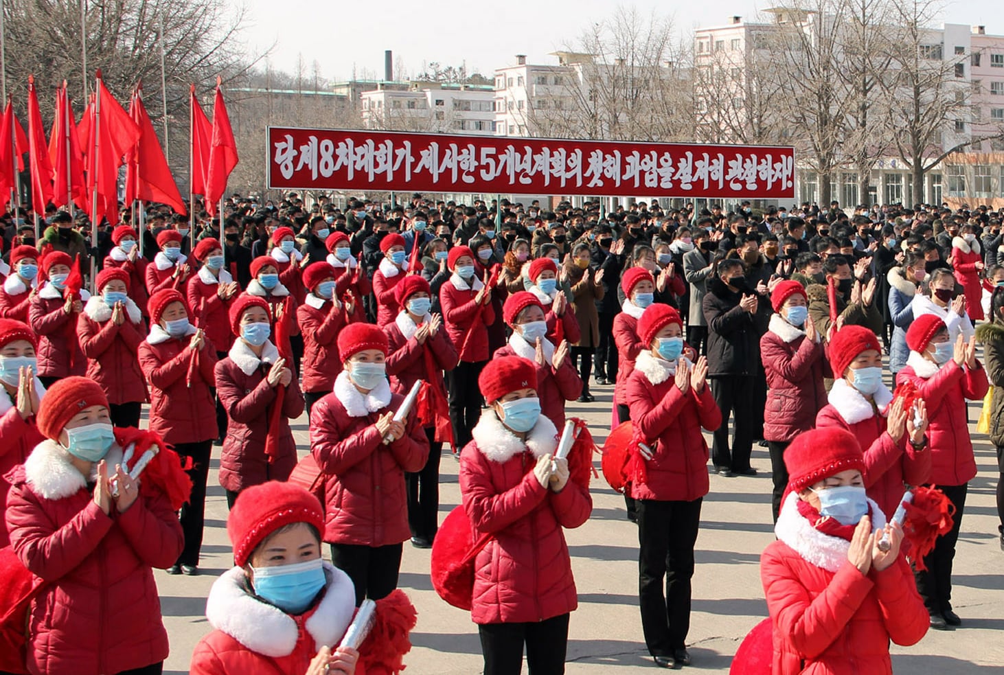 북한 청년·근로자·농민·여성 등 근로단체들이 노동당 제8차대회가 제시한 경제발전 5개년 계획의 첫해 과업을 관철하겠다며 평양시와 각 도에서 궐기 모임을 하는 모습.