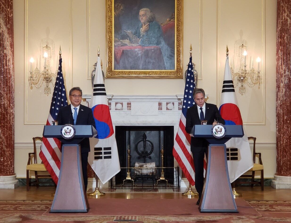 토니 블링컨 미 국무장관이 지난 13일 워싱턴 DC에서 박진 한국 외교장관과 가진 공동기자회견에서 북한의 위협에 대응해 장단기 군사대비 태세(posture)를 조정할 준비가 돼있다고 밝히고 있다..