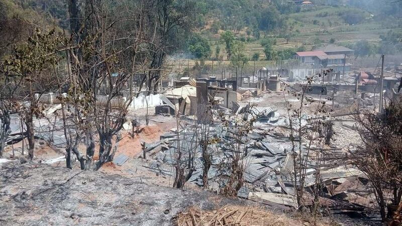 မီးရှို့ဖျက်ဆီးခံရသည့် ရှမ်းပြည်နယ်တောင်ပိုင်း၊ ဟိုပုံးမြို့နယ်၊ မဲနယ်တောင်ဒေသ၊ နမ့်ဟူးရွာရှိ နေအိမ်များအား ၂၀၂၄ ခုနှစ်၊ မတ်လ ၁၃ ရက်နေ့တွင် PNLA မှ ထုတ်ပြန်ထားစဉ်။ (Photo: elegram/ PNLA News&Info)