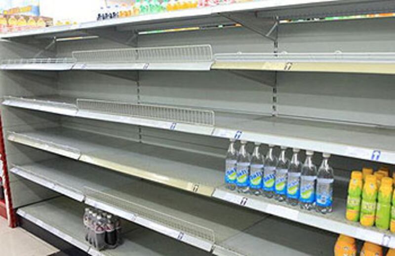 2012年10月27日，有傳長江流經的江蘇省鎮江市一段，水源受石油污染，市民連日到超市搶購瓶裝水，貨架被搶購一空。（全家福職員周先生提供）