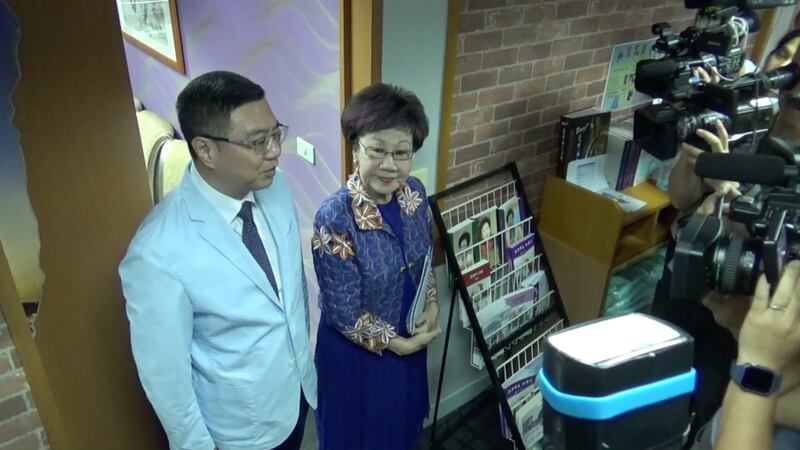 民进党主席卓荣泰18号拜会突袭登记参选的前副总统吕秀莲。（记者夏小华摄）