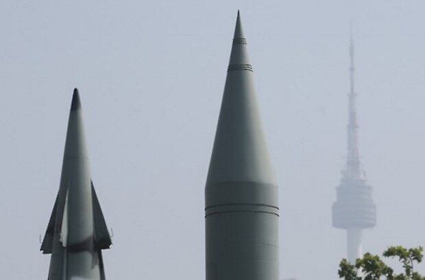 한국과 미국은 고도도 미사일방어체계 사드(THAAD)를 주한미군에 배치하기로 최종 결정했다. 한미는 8일 오전 "주한미군에 사드 체계를 배치하기로 한미동맹 차원에서 결정했다"고 공식 발표했다. 사진은 이날 용산 전쟁기념관의 전시용 미사일.