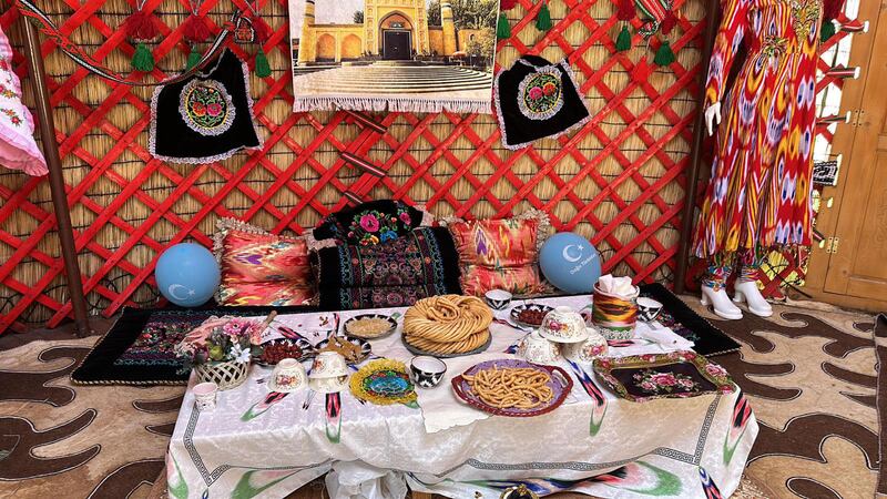 بۇرسا شەھىرىدە ئېچىلغان ئۇيغۇر مەدەنىيىتىنى تونۇشتۇرۇش كۆرگەزمىدىن كۆرۈنۈشلەر. 2023-يىلى 23-ئىيۇل، تۈركىيە.