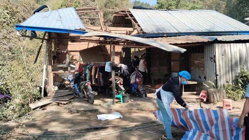 လိုင်ဇာမြို့တွင် စစ်ကောင်စီတပ် ပစ်ခတ်သည့် လက်နက်ကြီးကျည်ထိမှန်ခဲ့သည့် နေအိမ်အား ၂၀၂၄ ခုနှစ်၊ မတ်လ ၇ ရက်နေ့က တွေ့ရစဥ်။ (Photo: Citizen Journalist)