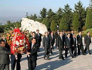 지난해 9월 조선노동당 창건 65주년에 즈음해 당 간부들이 평양 대성산 혁명열사릉을 찾아 헌화하고 있다.