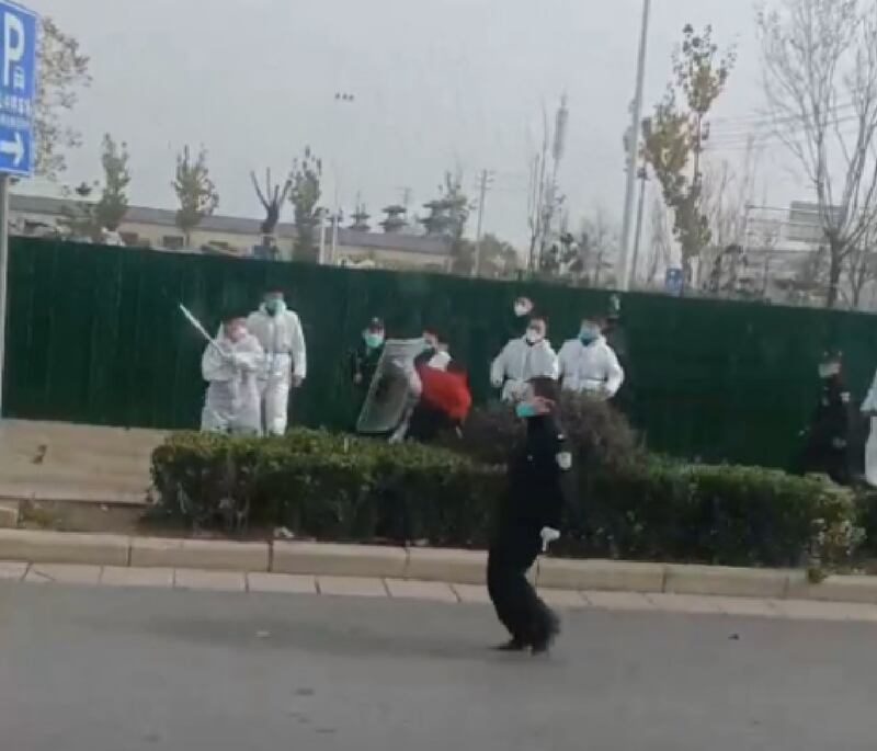 有影片顯示，防暴警使用鐵棍毆打一名工人。（網絡影片截圖）