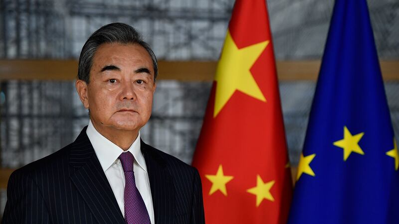 事实上，中国在过去年，亦正在利用欧美之间的矛盾，为自己创造有利的国际空间。图为，2019年12月17日，中国国务委员兼外长王毅在布鲁塞尔欧盟总部。（美联社图片）