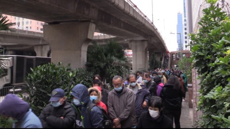 疫情初期，港人排隊搶購口罩。（本台資料圖片）