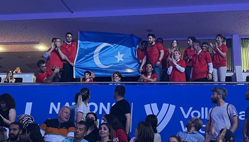 «ئىيى» پارتىيەسىنىڭ رەئىسى مەرال ئاقشەنەر خانىمنىڭ يوليورۇقى بويىچە تۈركىيە-خىتاي دۆلەت كوماندىلىرىنىڭ ئاياللار ۋالىبول مۇسابىقىسىدە مەيدانغا ئاي يۇلتۇزلۇق كۆك بايراق ئېسىلغان. 2022-يىلى 3-ئىيۇن، ئەنقەرە، تۈركىيە.