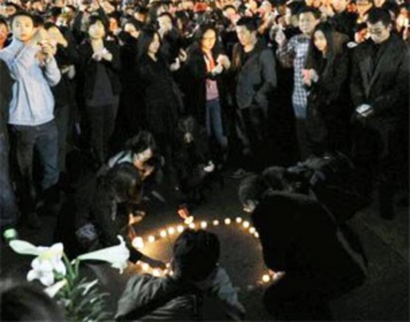 图片:南加大逾千人参加追悼会,体现师生备感惊恐。(南加大学生提供)