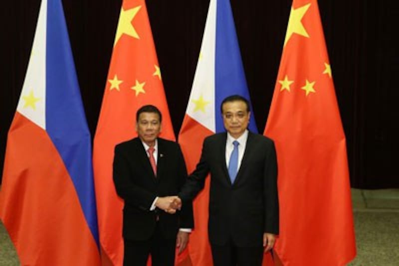 Tổng thống Philippines Rodrigo Duterte (trái) bắt tay Thủ tướng Trung Quốc Lý Khắc Cường tại Đại lễ đường Nhân dân Bắc Kinh vào ngày 20 tháng 10 năm 2016.