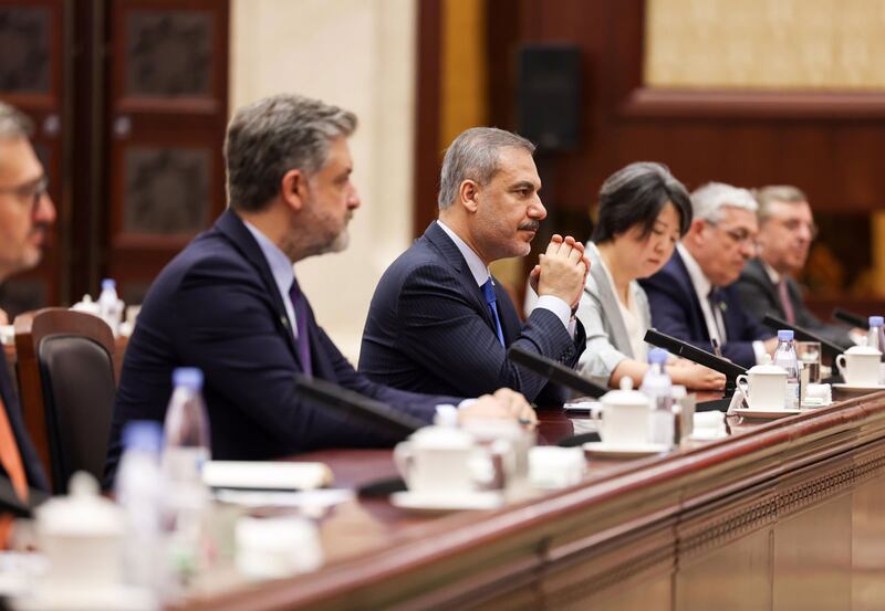 تۈركىيە تاشقى ئىشلار مىنىستىرى خاقان فىدان(سولدىن ئۈچىنچى) ئەپەندى شىنجاڭ ئۇيغۇر ئاپتونوم رايونلۇق رەھبەرلەر بىلەن سۆھبەتتە. 2024-يىلى 5-ئىيۇن، ئۈرۈمچى.
