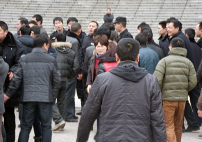 下鎮鎮雙元村數百名村民，周五到污染源頭的化工廠抗議，要求廠方作出賠償。（相片由村民劉先生提供）