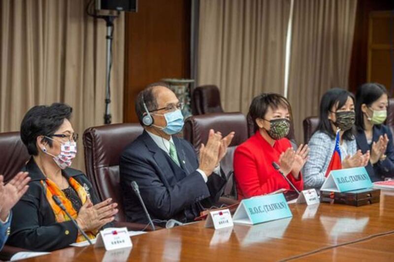 民进党立委范云(右三)担任国家报告发表人。(图源:游锡堃办公室提供)