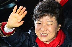 박근혜 대통령 당선인이 지난 19일 밤 여의도 당사를 떠나며 지지자에게 손을 흔들고 있다.