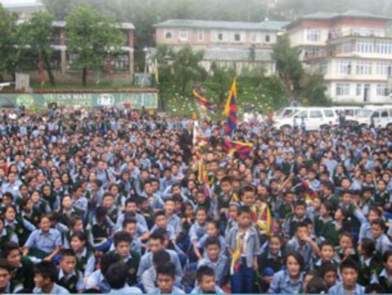 图片：达兰萨拉上镇西藏儿童村师生7月25日参加“正义火焰” 交接仪式。（西藏福利办公室提供/记者丹珍）