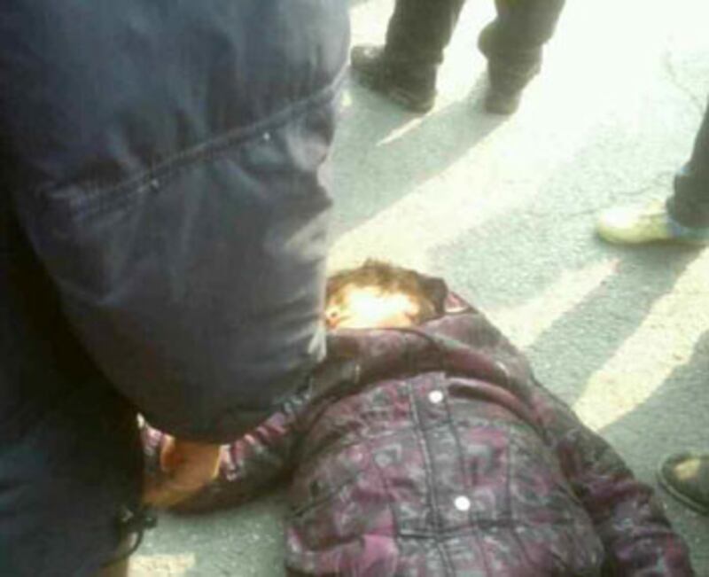 3月11日，湖北省雲夢縣公安局出動大批警察到場趕驅示威村民，有村民被毆打倒地。（擊者拍攝）