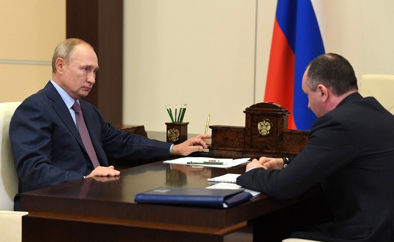 2020年8月，俄羅斯總統普京會見俄羅斯國際統一系統電力公司執行長Boris Kovalchuk 。（俄羅斯克里姆林宮官網圖）