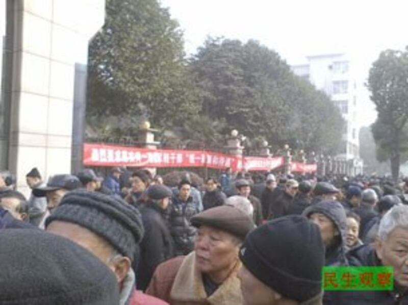 图片：武汉700名军转干部到省府集会请愿。（民生观察）