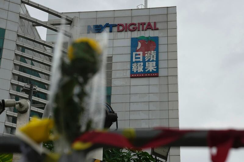 2021 年 6 月 23 日，一名支持者在香港 《苹果日报》总部外留下了一朵花。 （美联社）
