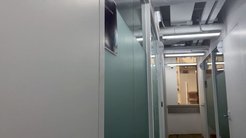 本台记者亲身上门了解，上环商厦登记的办公室，仅属共享办公室的单位，不到一百呎的空间空空如也。（李智智摄）
