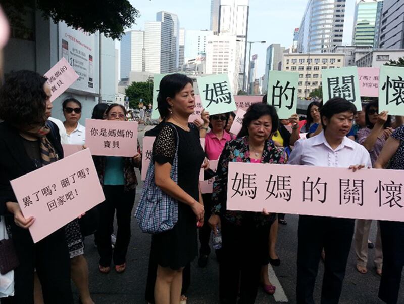 2014年10月10日，二十名婦金手持寫有”媽媽的關懷”標語，到金鐘佔中集會場地，呼籲留守的學生離開。(林靜攝)