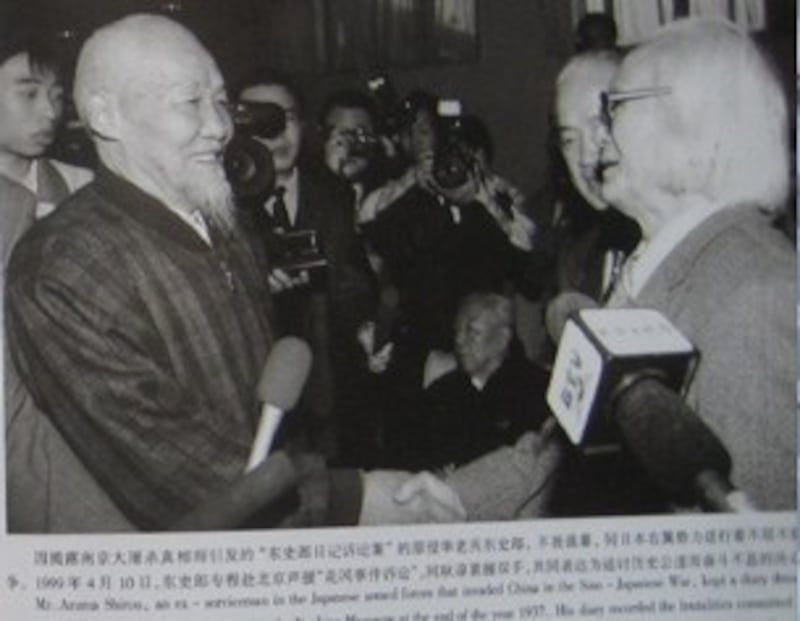 图片：1999-耿谆在日本享有抗暴英雄的盛誉。（引自《花岗事件》）