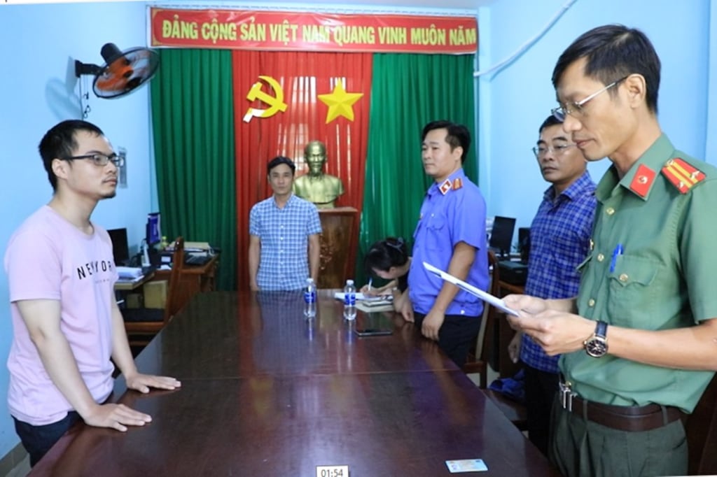 Ông Quách Gia Khang (bên trái ảnh) đang nghe Cơ quan An ninh điều tra Công an tỉnh Đồng Nai đọc lệnh bắt bị can