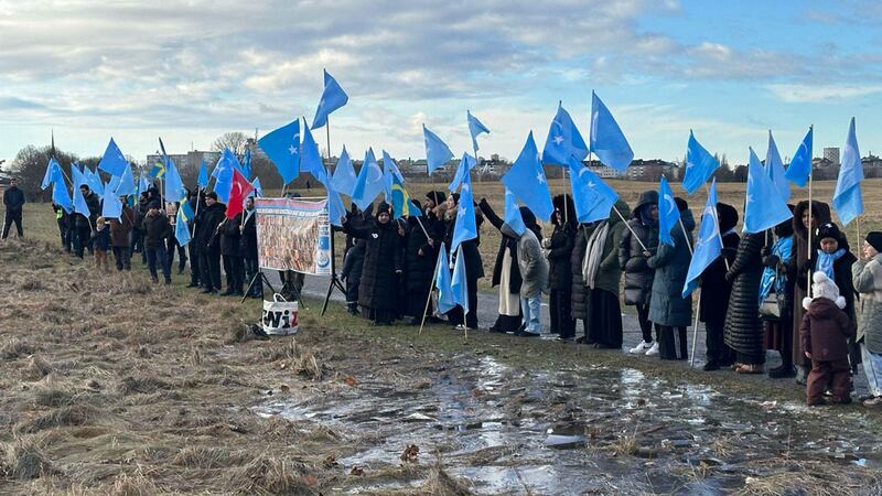4-فېۋرال كۈنى شىۋېتسىيە ئۇيغۇرلىرى خىتاينىڭ سىتوكھولمدا تۇرۇشلۇق ئەلچىخانىسى ئالدىدا نامايىش قىلىۋاتقان كۆرۈنۈش.2024-يىلى 4-فېۋرال، سىتوكھولم