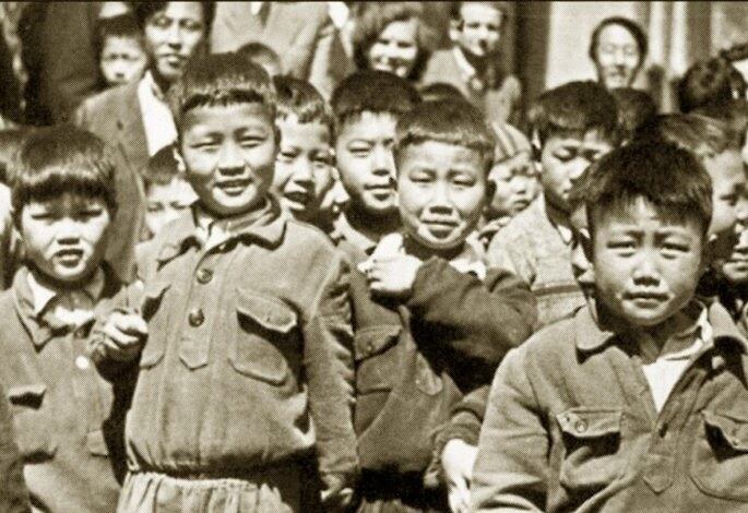 사진은 테레사 파티카(Teresa Partyka, 1953~54년 촬영 추정)가 소장 중인 '폴란드 프와코비체 학교에서 첫해를 보내는 북한 전쟁고아'. [경기관광공사 제공]