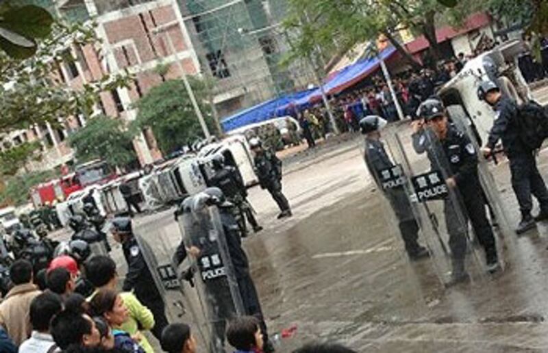 12月7日,廣西防城港東興市警員執法時撞傷攤販引起群眾抗議,大批武警到場鎮壓。(相片由市民黃先生提供)