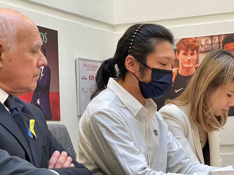 在事件中遇襲受傷的港人Bob,周三(19日)在三位英國國會議員陪同下,在倫敦親身反駁中方指控,強調自己當時是「被拖進領事館」。(呂熙 攝)