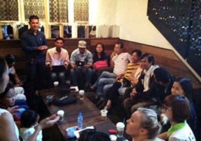 Các Blogger tập trung tại cà phê Starbucks gần khách sạn New World, TPHCM để bàn luận các biện pháp nhằm bảo vệ quyền tự do đi lại của công dân đã quy định trong hiến pháp vào sáng ngày 1/3/2014.
