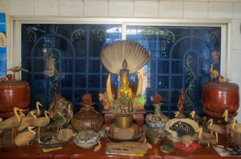 សត្វកុក និងសត្វផ្សេងទៀតជាវត្ថុអនុស្សាវរីយ៍ដែល លោកតា កង សាអ៊ុំ និងចាស់ៗនៅក្នុងភូមិកំពង់ធំ ឃុំកំពង់រទេះ ក្រុងស្ទឹងសែន ខេត្តកំពង់ធំ ធ្វើពីរបស់របរដែលគេបោះចោល។ រូបថតកាលពីថ្ងៃទី៦ ខែវិច្ឆិកា ឆ្នាំ២០១៥