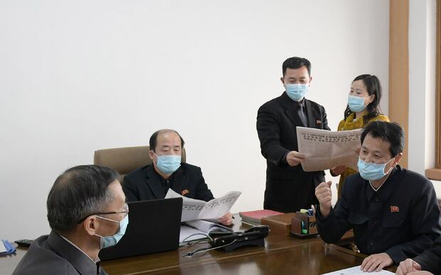 사진은 북한 주민들이 조선노동당 제8차 대회 결론에 대해 학습하는 모습.