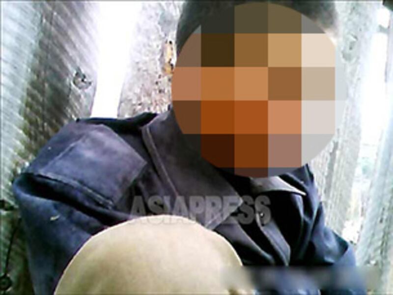 20대 초반의 병사. 타 부대 병사들에게 군복 상의를 빼앗기고 어느 민가에서 옷을 빌려 입었다고 말함. 취재협력자에게 배고픔을 호소하며 음식을 구걸한다. 2013년 6월 한 지방도시. 사진-아시아프레스 제공