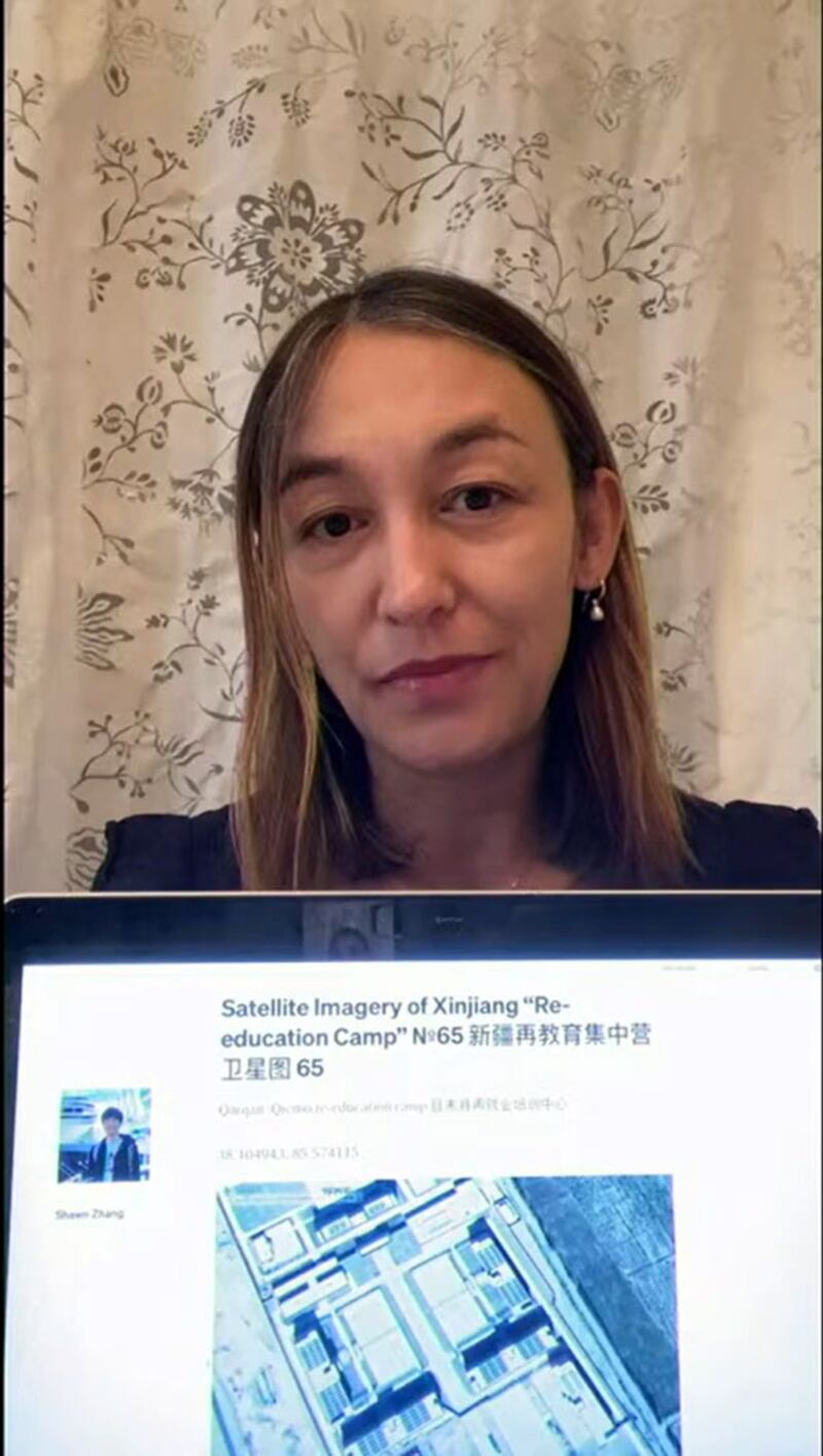 ئۇيغۇر پائالىيەتچىسى قەلبىنۇر غېنى سۆزگە تەكلىپ قىلىنىپ ھەدىسى رەناگۈل غېنى ھەققىدە سۆزلەۋاتقان كۆرۈنۈش. 2024-يىلى 13-ئىيۇن، خۇدسون ئىنستىتۇتى