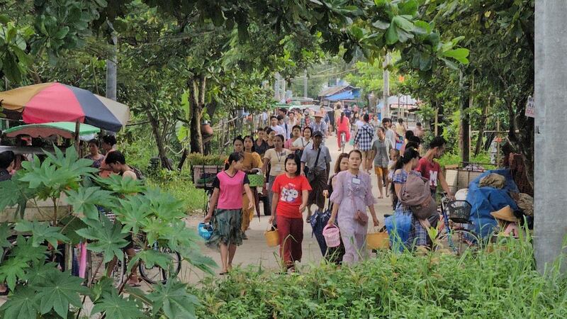 ရန်ကုန်တိုင်း၊ လှိုင်သာယာမြို့နယ်ရှိ အထည်ချုပ်စက်ရုံတစ်ခုမှ အလုပ်သမားများအား ၂၀၂၃ ခုနှစ်၊ စက်တင်ဘာလ ၁၃ ရက်နေ့က တွေ့ရစဉ်။ (Photo: RFA)