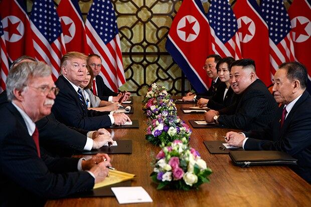 지난달 28일 하노이에서 열린 미북 확대정상회담에서 트럼프 대통령이 발언을 하고 있다. 왼쪽이 볼턴 백악관 국가안보보좌관.