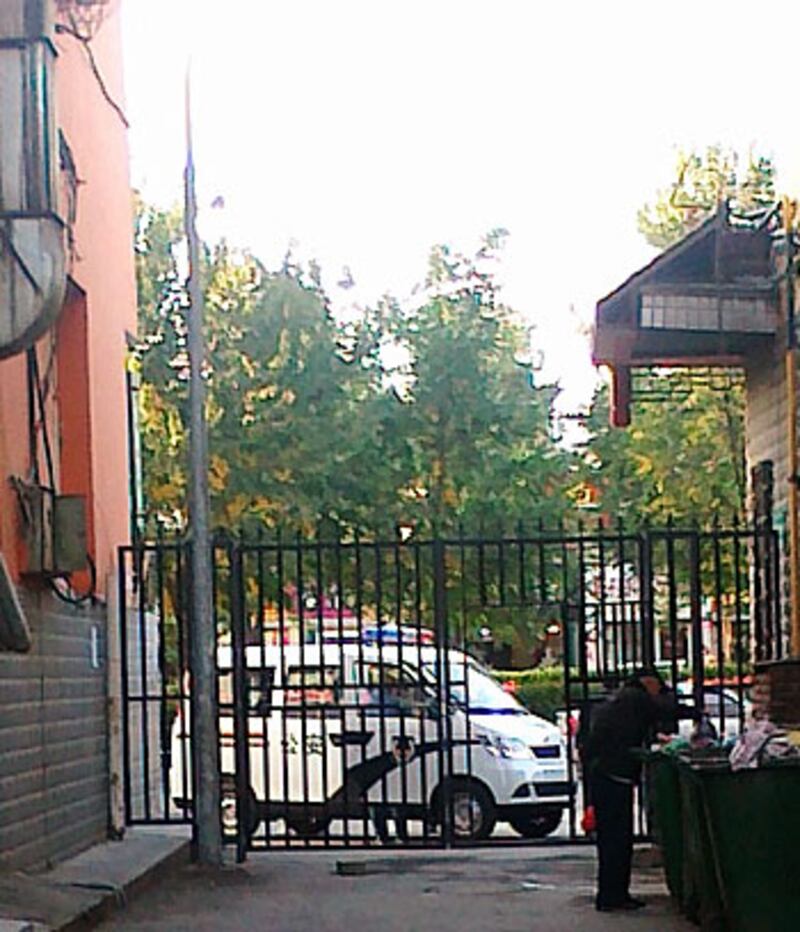 烏巿新巿區小巷被裝上鐵閘,並有警車停在出口戒備。(照片由現場人士提供)