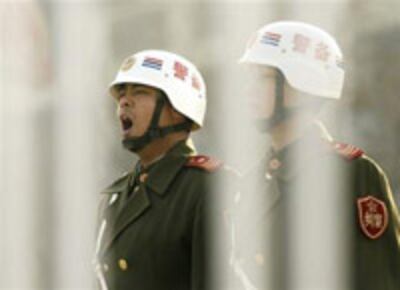 lianghui-police-yawn200.jpg