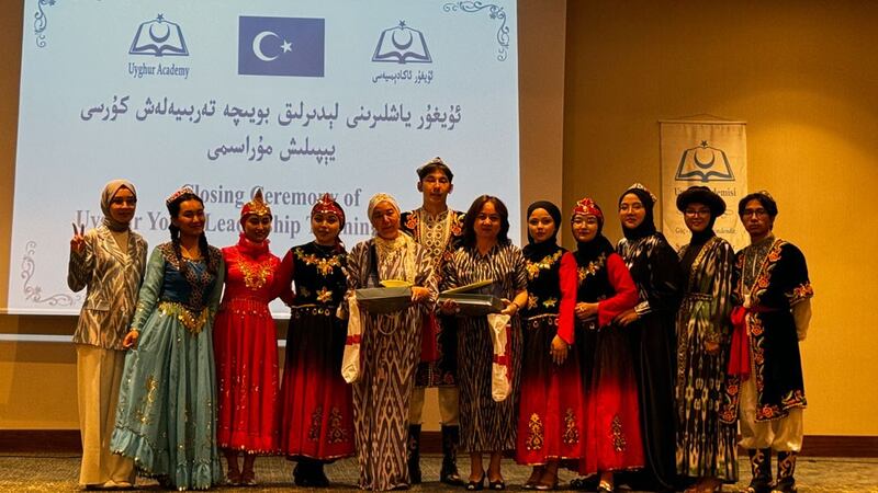 «ئۇيغۇر ياشلىرىنى مىللىي مەدەنىيەت ۋە رەھبەرلىك بويىچە تەربىيەلەش كۇرسى» نىڭ يېپىلىش مۇراسىمى كۆرۈنۈشى. 2024-يىلى 21-ئىيۇل، ئىستانبۇل