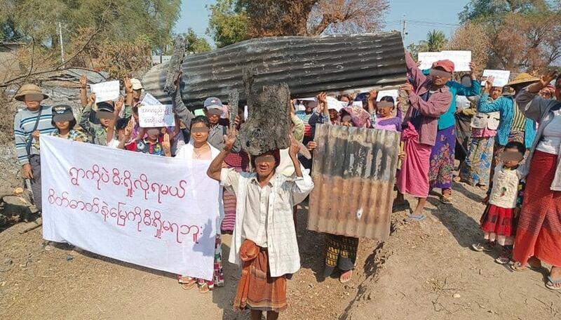 စစ်ကိုင်းတိုင်း ပုလဲမြို့နယ် ကျေးရွာတစ်ရွာတွင် ၂၀၂၂ ခုနှစ် ဖေဖော်ဝါရီလ ၁၁ ရက်နေ့မှာ ဒေသခံများ ဆန္ဒပြစဥ် (ဓာတ်ပုံ- ပုလဲလူထုသပိတ် တိုက်ပွဲ ဦးဆောင်ကော်မတီ)