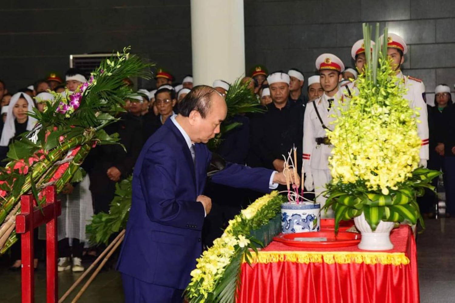 Hình minh họa. Thủ tướng Nguyễn Xuân Phúc đến dự lễ tang 3 công an chết trong vụ đụng độ ở Đồng Tâm.